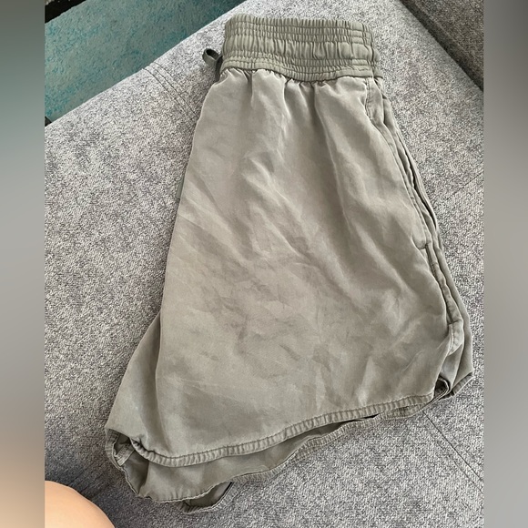 Sz 6 Lululemon Feeling Femme Shorts - Picture 6 of 7